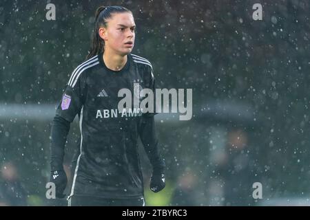 Eindhoven, pays-Bas. 09 décembre 2023. EINDHOVEN, PAYS-BAS - 9 DÉCEMBRE : Romee Leuchter de l'Ajax se penche sur le match Azerion Vrouwen Eredivisie entre le PSV et l'Ajax au PSV Campus de Herdgang le 9 décembre 2023 à Eindhoven, pays-Bas. (Photo de Joris Verwijst/Orange Pictures) crédit : Orange pics BV/Alamy Live News Banque D'Images