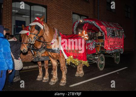 8 décembre 2023. Le Hungerford Victorian Extravaganza, un événement annuel de Noël, a eu lieu dans la ville de West Berkshire, en Angleterre, au Royaume-Uni. La soirée comprend un défilé, avec foire de rue de Noël, musique festive, nourriture et boissons et machines à vapeur. Banque D'Images