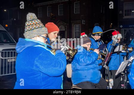 8 décembre 2023. Le Hungerford Victorian Extravaganza, un événement annuel de Noël, a eu lieu dans la ville de West Berkshire, en Angleterre, au Royaume-Uni. La soirée comprend un défilé, avec foire de rue de Noël, musique festive, nourriture et boissons et machines à vapeur. Photo : Hungerford Town Band jouant de leurs instruments de cuivre. Banque D'Images