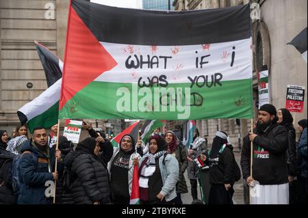 Le 9 décembre 2023, des personnes se rassemblent autour du carrefour Bank dans la ville de Londres pour exiger un cessez-le-feu à Gaza Banque D'Images