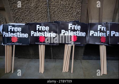 Le 9 décembre 2023, des personnes se rassemblent autour du carrefour Bank dans la ville de Londres pour exiger un cessez-le-feu à Gaza. Pancartes "Palestine libre". Banque D'Images