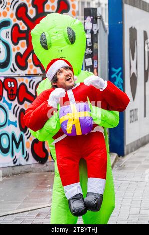 Londres, Royaume-Uni. 9 décembre 2023. Le Santacon Christmas Walk à Londres. Une promenade annuelle habillée comme Santas et d'autres tenues sur le thème de Noël. Purement pour le plaisir avec la boisson et la musique. Crédit : Guy Bell/Alamy Live News Banque D'Images