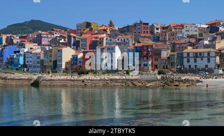 Maisons colorées près de la plage à la ville côtière de A Guarda, Galice, nord-ouest de l'Espagne, Europe Banque D'Images