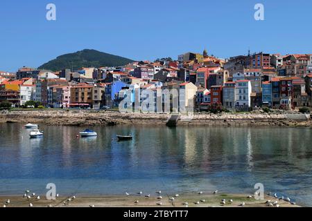 Maisons colorées près de la plage à la ville côtière de A Guarda, Galice, nord-ouest de l'Espagne, Europe Banque D'Images