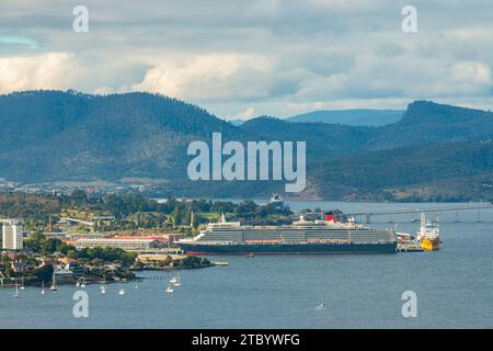 Hobart, Tasmanie, Australie - décembre 12 2022 : l'estuaire de Derwent avec le navire de croisière Queen elizabeth amarré au quai du port de Hobart Banque D'Images