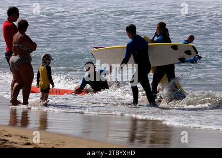 Surf à El Cotillo, Fuerteventura, Îles Canaries, Espagne. Prise en novembre 2023 Banque D'Images