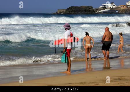 Sauveteur en action pour aider un surfeur blessé, El Cotillo, Fuerteventura, Îles Canaries, Espagne. Prise en novembre 2023. cym Banque D'Images