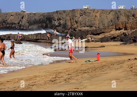 Sauveteur en action pour aider un surfeur blessé, El Cotillo, Fuerteventura, Îles Canaries, Espagne. Prise en novembre 2023. cym Banque D'Images