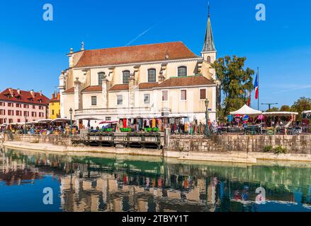 Église Saint François de Sales un jour de marché, à Annecy sur les rives de la Thioule, en haute Savoie, France Banque D'Images