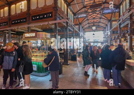 MADRID ESPAGNE - 09 DÉCEMBRE 2023 : marché animé de San Miguel à Madrid, Espagne. les gens magasinant dans divers stands et vendeurs vendant des produits frais, des viandes Banque D'Images