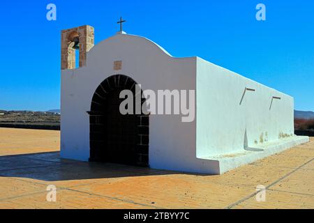 La jolie église blanche la Ermita de Nuestra Señora del Buen Viaje à El Cotillo, Fuerteventura, Îles Canaries, Espagne, Banque D'Images