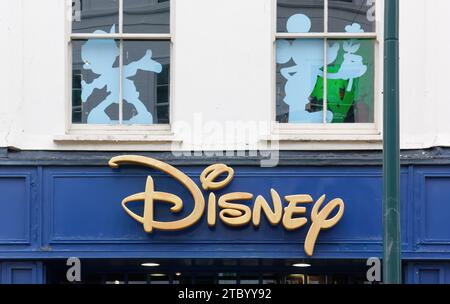 DUBLIN, Irlande - 04 août 2023 : enseigne Disney dans la rue Grafton, avec des autocollants de silhouette de personnages célèbres sur les vitres Banque D'Images