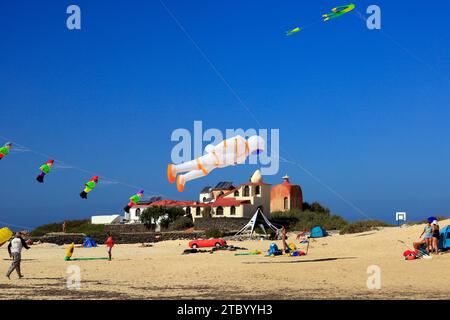 Divers cerf-volant géant survolant la plage de la Concha, Fuerteventura, îles Canaries, Espagne. Prise en novembre 2023. cym Banque D'Images