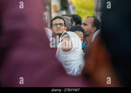 Dhaka, Bangladesh. 09 décembre 2023. Anisha Islam Insha, 16 ans, fille d'Ismail Hossen, disparu, regarde vers le ciel alors qu'elle suit une chaîne humaine devant le National Press Club à Dhaka, Bangladesh, le 09 décembre 2023. L'organisation sociale nommée 'Mayer Dak' a organisé cet événement pour célébrer la Journée des droits de l'homme, qui est célébrée chaque année dans le monde entier le 10 décembre. Photo de Suvra Kanti Das/ABACAPRESS.COM crédit : Abaca Press/Alamy Live News Banque D'Images