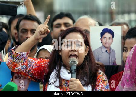 Dhaka, Bangladesh. 09 décembre 2023. Les participants au rassemblement organisé par Mayer Dak, une plate-forme pour les familles des victimes de disparitions forcées, se sont rassemblés devant le Club national de la presse le 09 décembre 2023, rassemblement de Mayer Dak marquant la Journée des droits de l'homme à Dhaka, au Bangladesh. Photo de Habibur Rahman/ABACAPRESS.COM crédit : Abaca Press/Alamy Live News Banque D'Images