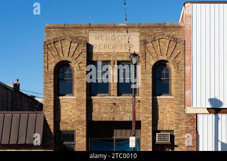 Mendota, Illinois - États-Unis - 7 décembre 2023 : immeuble du centre-ville et vitrine à Mendota, Illinois, États-Unis. Banque D'Images