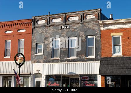 Mendota, Illinois - États-Unis - 7 décembre 2023 : immeuble du centre-ville et vitrine à Mendota, Illinois, États-Unis. Banque D'Images