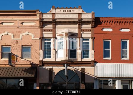 Mendota, Illinois - États-Unis - 7 décembre 2023 : immeuble du centre-ville et vitrine à Mendota, Illinois, États-Unis. Banque D'Images