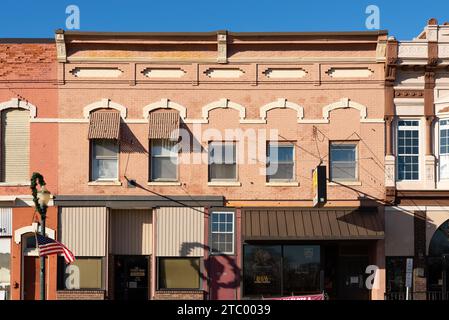 Mendota, Illinois - États-Unis - 7 décembre 2023 : immeuble du centre-ville et vitrine à Mendota, Illinois, États-Unis. Banque D'Images