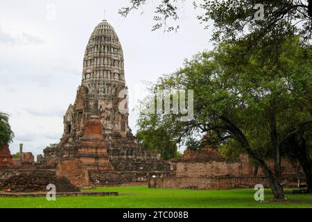 Wat Ratchaburana est un temple bouddhiste situé à Ayutthaya, en Thaïlande. Le prang principal du temple est l'un des plus beaux de la ville. Situé dans la section îlot Banque D'Images