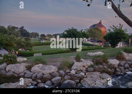 Al-Gannas Qatari Society dans le village culturel Katara Doha, Qatar extérieur coucher de soleil tourné depuis les collines Katara avec cascade au premier plan et horizon Katara Banque D'Images