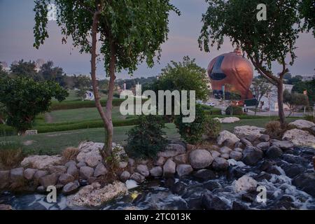 Al-Gannas Qatari Society dans le village culturel Katara Doha, Qatar extérieur coucher de soleil tourné depuis les collines Katara avec cascade au premier plan et horizon Katara Banque D'Images