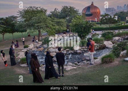 Al-Gannas Qatari Society dans le village culturel Katara Doha, Qatar extérieur coucher de soleil tourné depuis les collines Katara avec cascade au premier plan et horizon Katara Banque D'Images