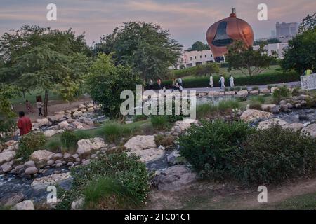 Al-Gannas Qatari Society dans le village culturel Katara Doha, Qatar extérieur coucher de soleil tourné depuis les collines Katara avec cascade au premier plan et horizon Katara Banque D'Images