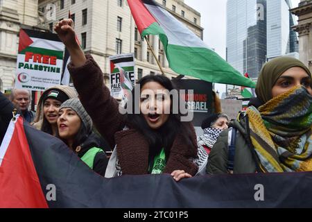 Une femme crie des slogans pro-palestiniens alors qu’elle participait à une manifestation organisée par la Palestine Solidarity Campaign, exigeant la fin de la guerre à Gaza. Les manifestants se sont rassemblés à Bank Junction, à Londres, dans le cadre de la Marche nationale pour la Palestine, plaidant pour un cessez-le-feu total et la fin immédiate de la guerre à Gaza. Organisée par la Palestine Solidarity Campaign, la manifestation bénéficie du soutien de divers groupes pro-palestiniens, dont les amis d’Al-Aqsa, la Coalition Stop the War et le Forum palestinien en Grande-Bretagne. Banque D'Images