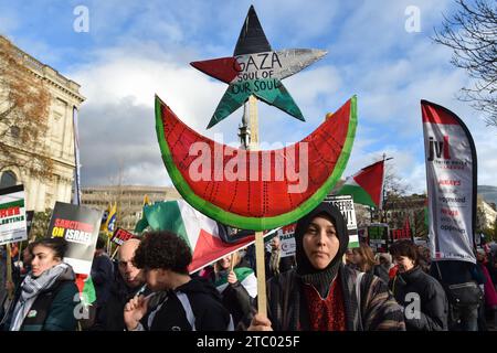 Un manifestant tient une pancarte à la manifestation. Les manifestants se sont rassemblés à Bank Junction, à Londres, dans le cadre de la Marche nationale pour la Palestine, plaidant pour un cessez-le-feu total et la fin immédiate de la guerre à Gaza. Organisée par la Palestine Solidarity Campaign, la manifestation bénéficie du soutien de divers groupes pro-palestiniens, dont les amis d’Al-Aqsa, la Coalition Stop the War et le Forum palestinien en Grande-Bretagne. Les manifestants défilent dans le centre de Londres pour appeler à la paix et à la solidarité avec le peuple palestinien. Banque D'Images