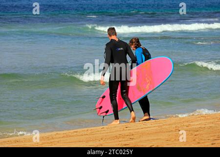 Surf à Pedra Beach, El Cotillo, Fuerteventura, Îles Canaries, Espagne. Prise en novembre 2023 Banque D'Images