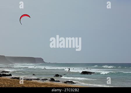 Kite surf, El Cotillo, Fuerteventura, Îles Canaries, Espagne. Prise en novembre 2023. cym Banque D'Images