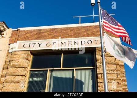 Mendota, Illinois - États-Unis - 7 décembre 2023 : extérieur de l'hôtel de ville de Mendota dans le centre-ville de Mendota, Illinois, États-Unis. Banque D'Images