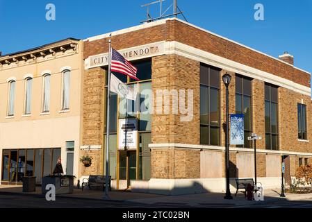 Mendota, Illinois - États-Unis - 7 décembre 2023 : extérieur de l'hôtel de ville de Mendota dans le centre-ville de Mendota, Illinois, États-Unis. Banque D'Images