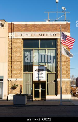 Mendota, Illinois - États-Unis - 7 décembre 2023 : extérieur de l'hôtel de ville de Mendota dans le centre-ville de Mendota, Illinois, États-Unis. Banque D'Images