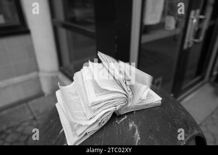 Bible jetée sur une poubelle à Flint Michigan USA Banque D'Images