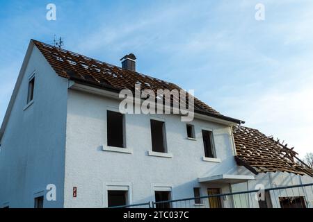 Ein altes Haus vom Orkan zerstört wird abgerissen Banque D'Images