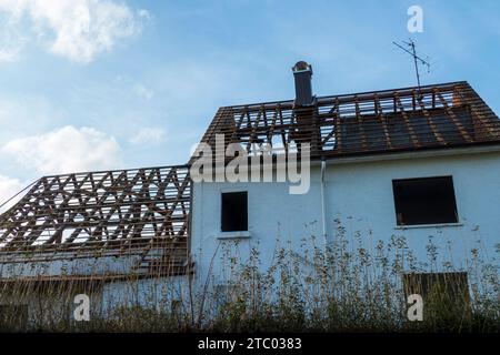 Ein altes Haus vom Orkan zerstört wird abgerissen Banque D'Images