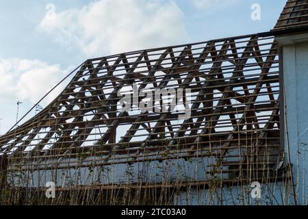 Ein altes Haus vom Orkan zerstört wird abgerissen Banque D'Images