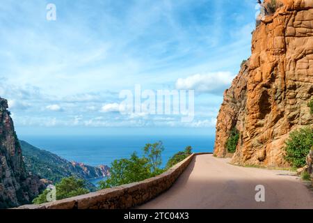 Les routes sinueuses qui traversent les magnifiques calanques de Piana, site classé au patrimoine mondial de l'UNESCO en Corse, France. Banque D'Images