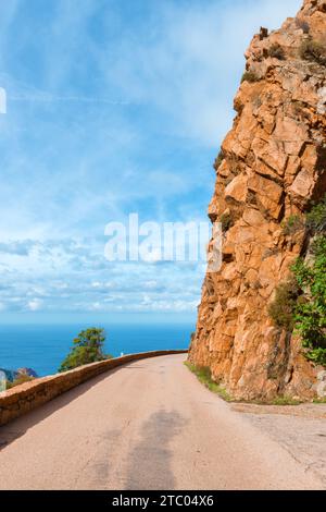 Les routes sinueuses qui traversent les magnifiques calanques de Piana, site classé au patrimoine mondial de l'UNESCO en Corse, France. Banque D'Images