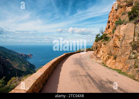 Les routes sinueuses qui traversent les magnifiques calanques de Piana, site classé au patrimoine mondial de l'UNESCO en Corse, France. Banque D'Images