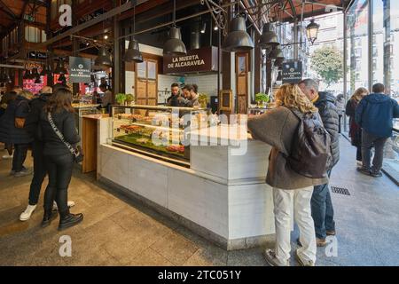 MADRID ESPAGNE - 09 DÉCEMBRE 2023 : vue imprenable sur le Mercado de San Miguel, une destination culinaire populaire à Madrid Banque D'Images