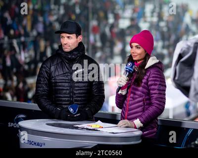 Sven Hannawald (Deutschland, ex Skispringer, ARD TV experte), Lea Wagner (ARD Sportschau TV Moderatorin, Sportjournalistin), GER, FIS Viessmsann Skisprung Weltcup Klingenthal, Einzel springen 09.12.2023 photo : Eibner-Pressefoto/Michael Memmler Banque D'Images