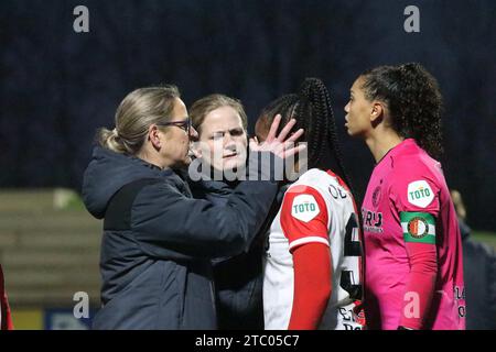 Rotterdam, pays-Bas. 09 décembre 2023. Rotterdam, pays-Bas, 9 décembre 2023 : Celainy Obispo (5 Feyenoord) reçoit un traitement médical lors du match Azerion Vrouwen Eredivisie entre Feyenoord et ado Den Haag à Varkenoord à Rotterdam, pays-Bas. (Leiting Gao/SPP) crédit : SPP Sport Press photo. /Alamy Live News Banque D'Images