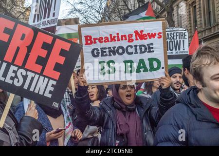 Londres, Royaume-Uni. 9 décembre 2023. Des centaines de milliers de personnes défilent à Londres pour appeler à un cessez-le-feu total à Gaza où les forces israéliennes ont tué plus de 17 000 personnes, dont plus de 7 000 enfants. Les bombardements ont rendu impossible l'aide humanitaire et le traitement médical et les décès généralisés dus à la maladie et à la famine semblent désormais inévitables. Les manifestants appellent à la fin du génocide et à une solution politique pour apporter la paix et la justice en Palestine dans le cadre du droit international. Peter Marshall/Alamy Live News Banque D'Images