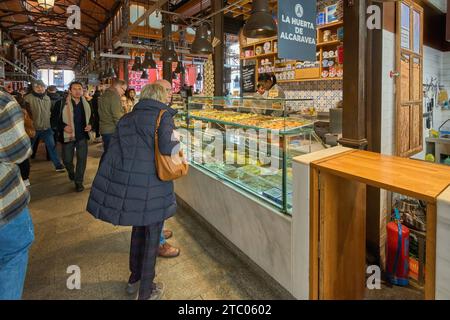 MADRID ESPAGNE - 09 DÉCEMBRE 2023 : Shoppers au Mercado de San Miguel, haut lieu culinaire de Madrid Banque D'Images