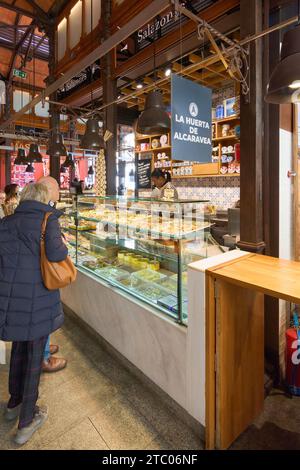 MADRID ESPAGNE - 09 DÉCEMBRE 2023 : Shoppers au Mercado de San Miguel, haut lieu culinaire de Madrid Banque D'Images