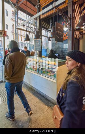 MADRID ESPAGNE - 09 DÉCEMBRE 2023 : Shoppers au Mercado de San Miguel, haut lieu culinaire de Madrid Banque D'Images