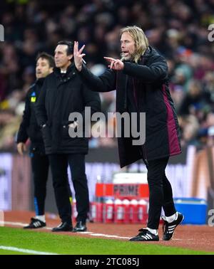 Austin McPhee, entraîneur adjoint d'Aston Villa, fait des gestes sur la ligne de touche lors du match de Premier League à Villa Park, Birmingham. Date de la photo : Samedi 9 décembre 2023. Banque D'Images